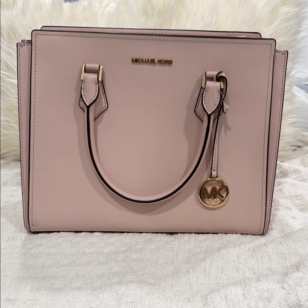 Michael Kors LG Satchel Blush 
LEATHER
BNWT
If you love bags as much as I do💃🏻